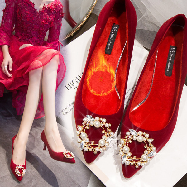 Naiste teravatipulised kõrgete kontsadega ja pärlitega kaunistused