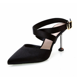 Ristirihmade ja 8 cm kontsaga naiste kingade terava otsaga mudel