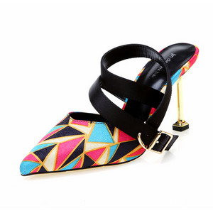 Ristirihmade ja 8 cm kontsaga naiste kingade terava otsaga mudel