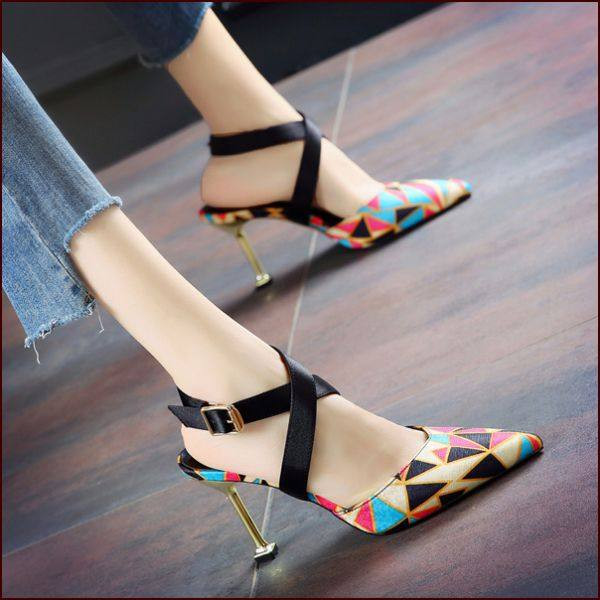 Ristirihmade ja 8 cm kontsaga naiste kingade terava otsaga mudel