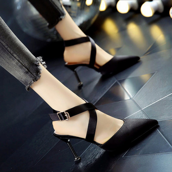 Ristirihmade ja 8 cm kontsaga naiste kingade terava otsaga mudel