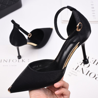 Õhukese kontsaga naiste sandaalid musta värvi