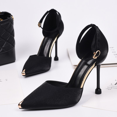 Õhukese kontsaga naiste sandaalid musta värvi