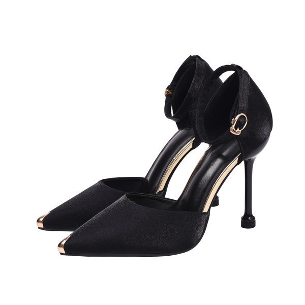 Õhukese kontsaga naiste sandaalid musta värvi