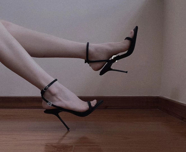 Musta värvi õhukese kontsaga ja metallelemendiga naiste sandaalid