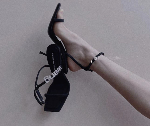 Musta värvi õhukese kontsaga ja metallelemendiga naiste sandaalid