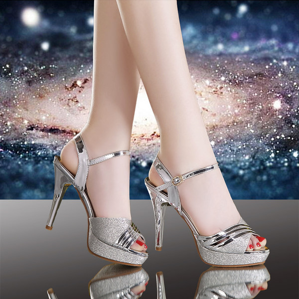 Stiilsed läikiva efektiga kõrgete kontsadega naiste kingad