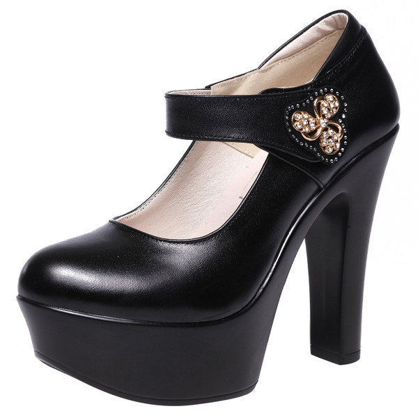 Νέο γυναικείο παπούτσι μοντέλο από οικολογικό δέρμα σε λευκό και μαύρο χρώμα