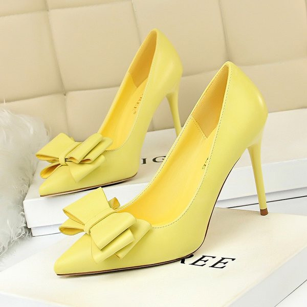 Stiilsed kõrgete kontsade ja eri värvi paelaga naiste kingad