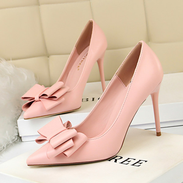 Stiilsed kõrgete kontsade ja eri värvi paelaga naiste kingad