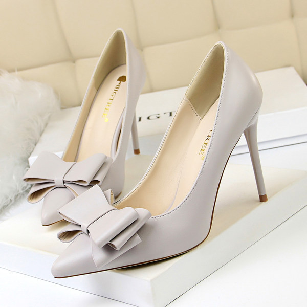 Stiilsed kõrgete kontsade ja eri värvi paelaga naiste kingad