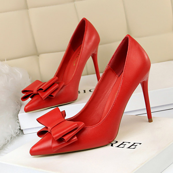 Stiilsed kõrgete kontsade ja eri värvi paelaga naiste kingad