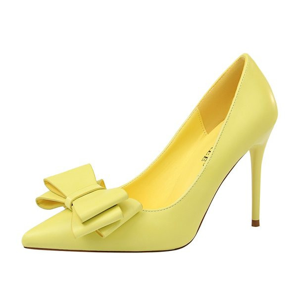 Stiilsed kõrgete kontsade ja eri värvi paelaga naiste kingad