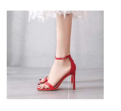 Peenikeste rihmade ja 8 cm kontsaga naiste sandaalid