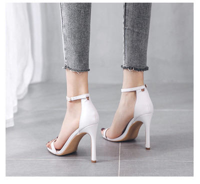 Peenikeste rihmade ja 8 cm kontsaga naiste sandaalid