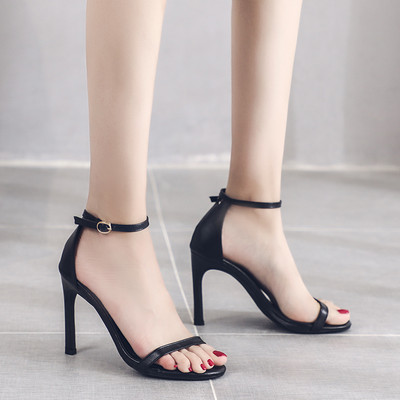 Peenikeste rihmade ja 8 cm kontsaga naiste sandaalid