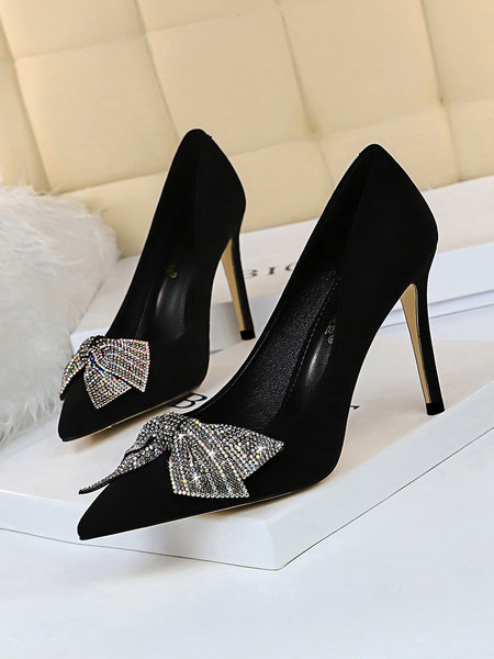 Νέο μοντέλο ψηλοτάκουνα παπούτσια με διακοσμητικές πέτρες σε μαύρο και κόκκινο χρώμα