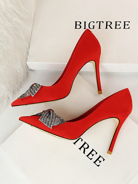 Νέο μοντέλο ψηλοτάκουνα παπούτσια με διακοσμητικές πέτρες σε μαύρο και κόκκινο χρώμα