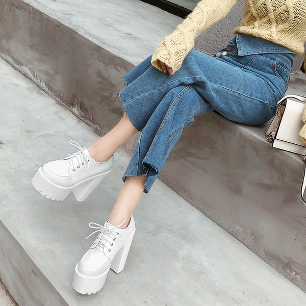 Paeltega ja 15 cm kõrge kontsaga naiste kingad