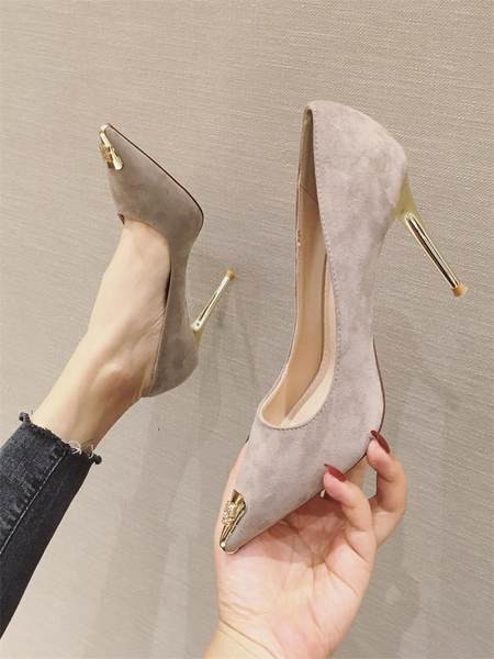 Stiilsed metallist kaunistusega naiste kingad - teravatipuline mudel