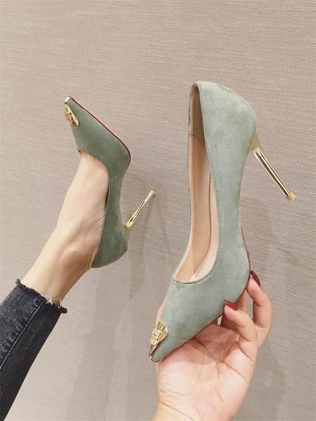 Stiilsed metallist kaunistusega naiste kingad - teravatipuline mudel