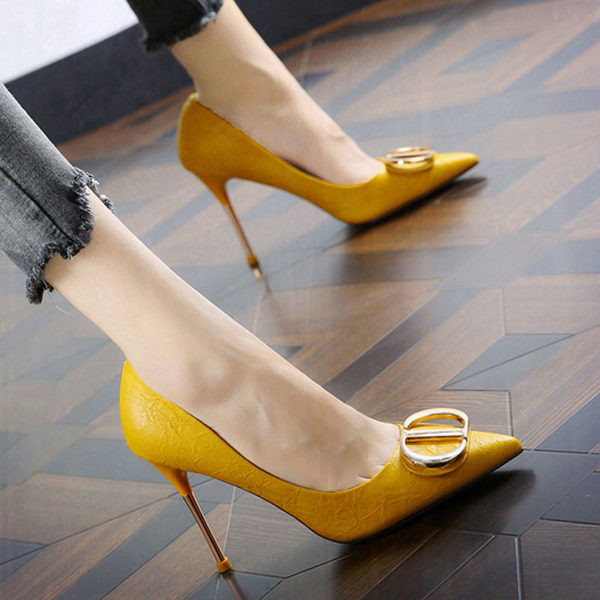 Stiilsed metallist kaunistusega naiste nahast kingad