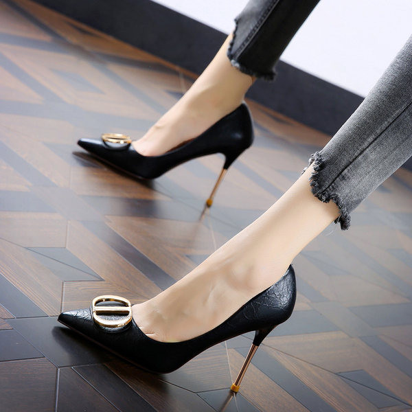 Stiilsed metallist kaunistusega naiste nahast kingad