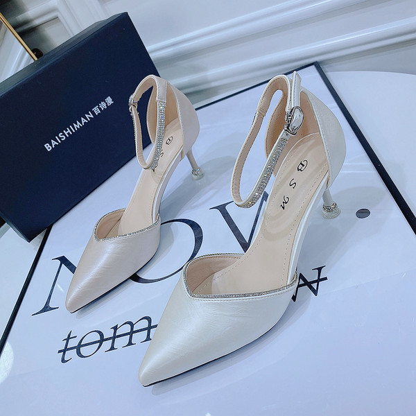 Uus mudel naiste teravatipulised kivide ja pandlaga kingad