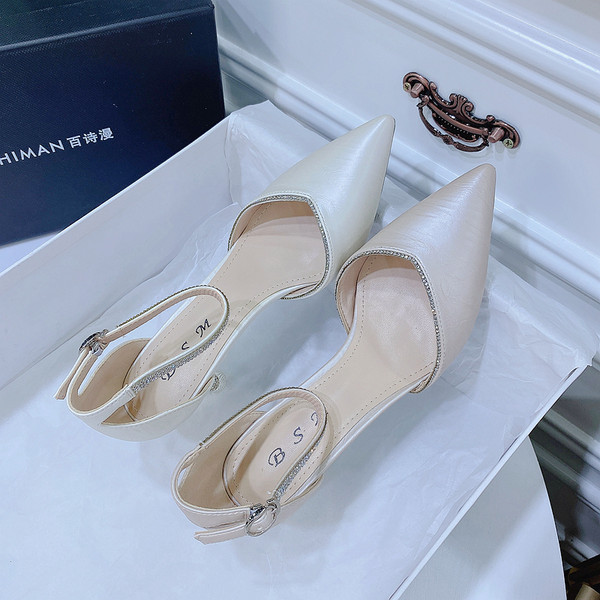 Uus mudel naiste teravatipulised kivide ja pandlaga kingad