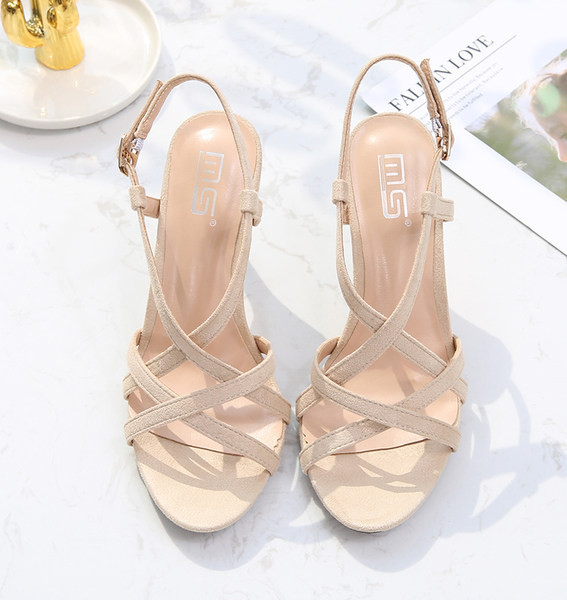 Moodsad kahevärvilised rihmadega naiste sandaalid