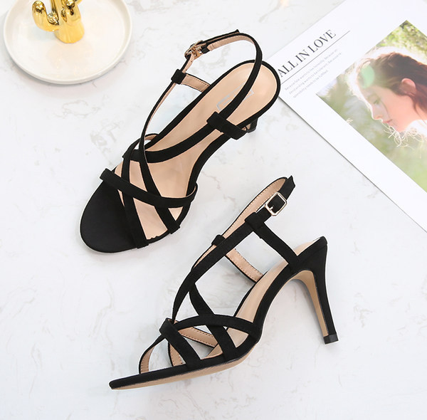 Moodsad kahevärvilised rihmadega naiste sandaalid