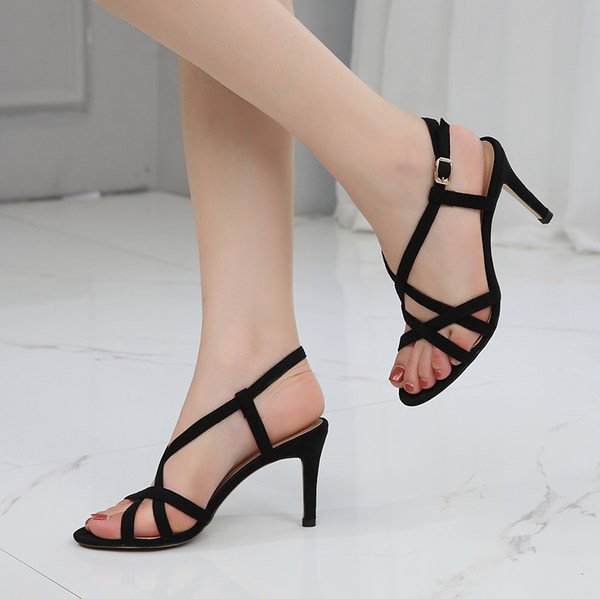 Moodsad kahevärvilised rihmadega naiste sandaalid