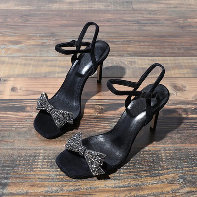 Naiste sandaalid kõrge kontsaga pandla ja kividest paelaga