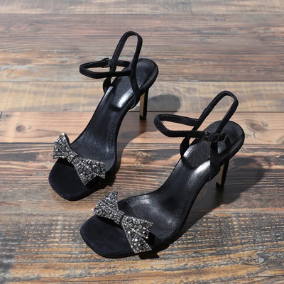 Naiste sandaalid kõrge kontsaga pandla ja kividest paelaga