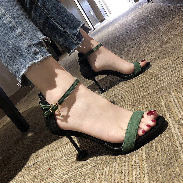 Naiste öko seemisnahast metallist kinnitusega sandaalid