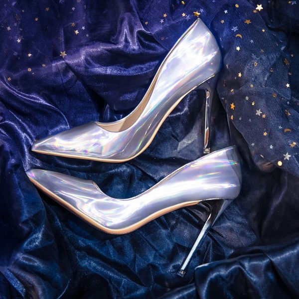 Uus kõrgete kontsadega naiste teravatipuliste kingade mudel - kaks mudelit