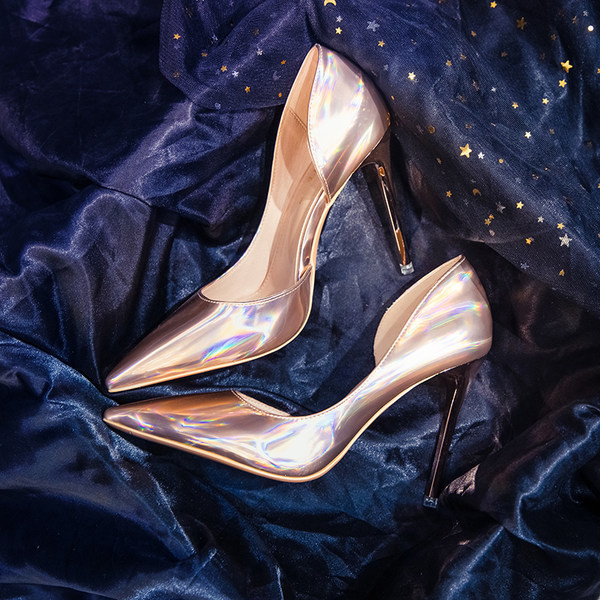 Uus kõrgete kontsadega naiste teravatipuliste kingade mudel - kaks mudelit