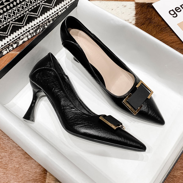 Ženske elegantne cipele na visoku petu s metalnim elementom