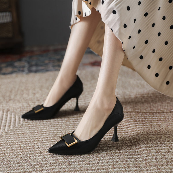 Ženske elegantne cipele na visoku petu s metalnim elementom