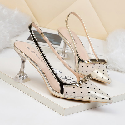 Moodsad naiste teravatipulised täppide ja paelaga kingad