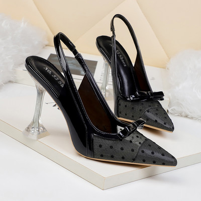 Moodsad naiste teravatipulised täppide ja paelaga kingad