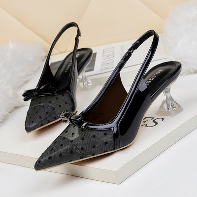 Moodsad naiste teravatipulised täppide ja paelaga kingad