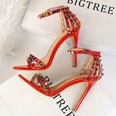 Naiste kingad kõrgete kontsadega ja mitmes värvitoonis värviliste kivikestega