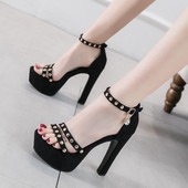 Metallist aasadega ja 13 cm kontsaga naiste sandaalid