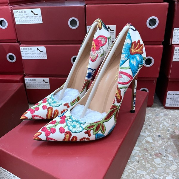 Moderne ženske cipele na špic na visoku petu - nekoliko modela