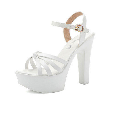 Naiste stiilsed kõrgete kontsadega ja metallist kinnitusega sandaalid