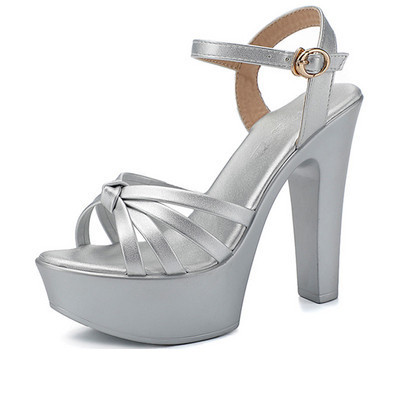 Naiste stiilsed kõrgete kontsadega ja metallist kinnitusega sandaalid