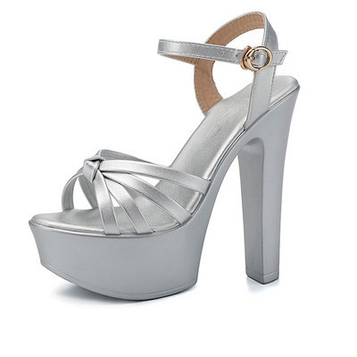 Naiste stiilsed kõrgete kontsadega ja metallist kinnitusega sandaalid