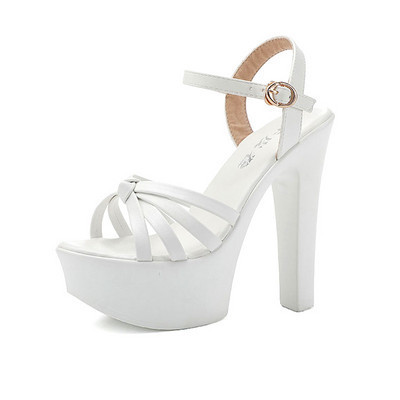 Naiste stiilsed kõrgete kontsadega ja metallist kinnitusega sandaalid