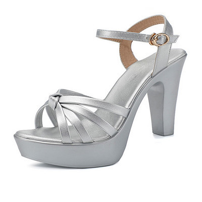Naiste stiilsed kõrgete kontsadega ja metallist kinnitusega sandaalid